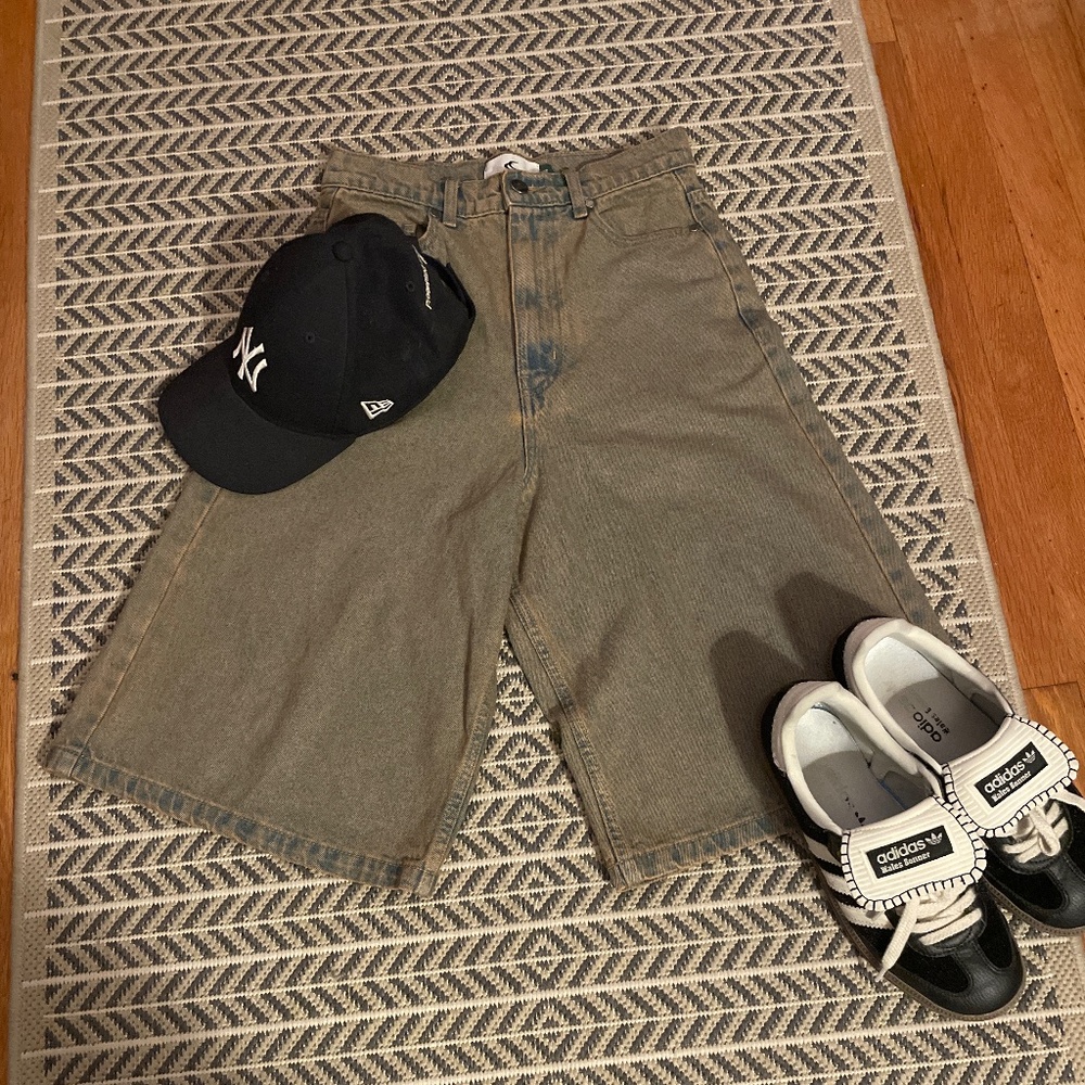 JUMBO BROWN SHORTS SCUFFERS